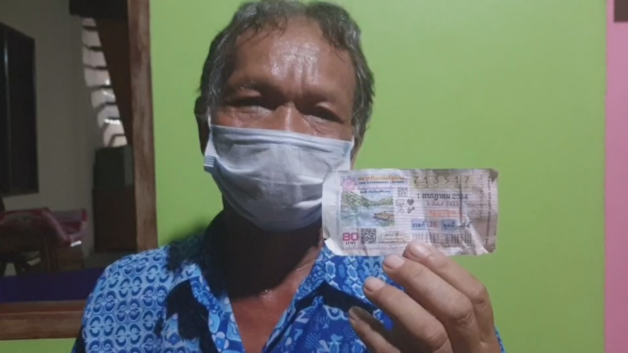 โชคมาถึงบ้าน ลุงอุดรฯ ซื้อหวยจากพ่อค้าเร่ เฮงรับ 6 ล้าน เผยที่มาเลขเด็ด  