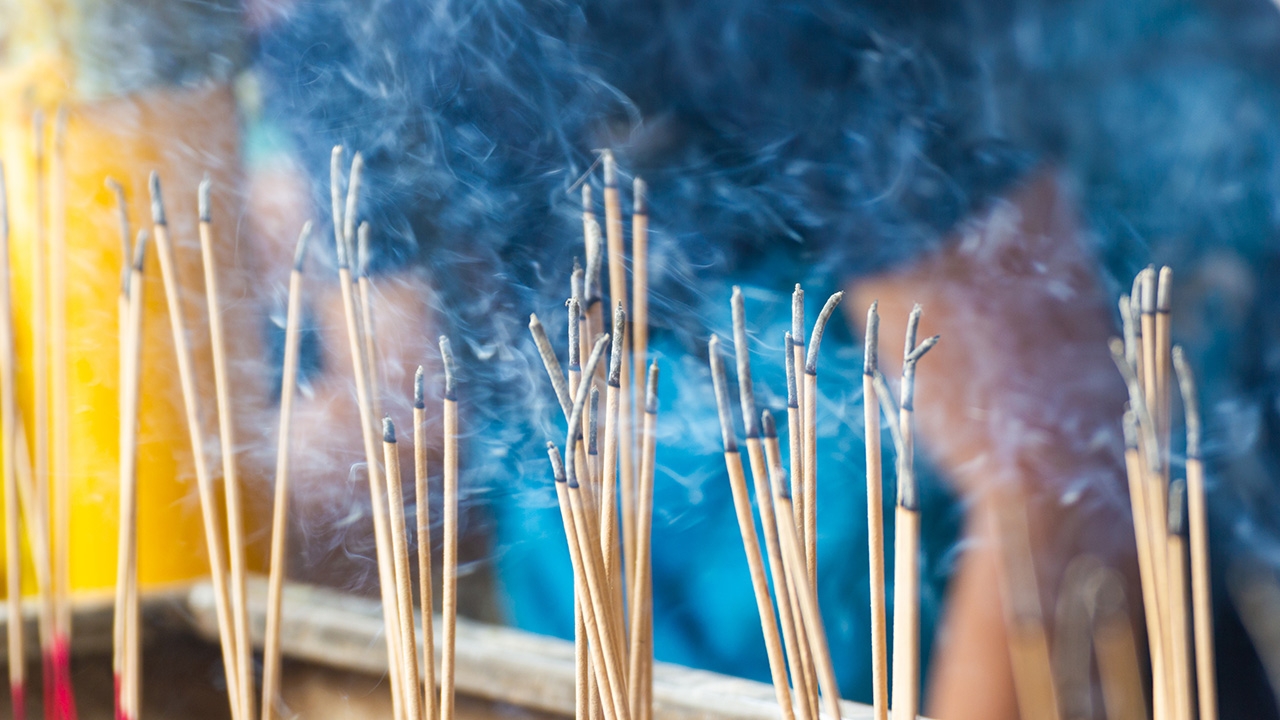 เฉลย 5 ความหมายของการจำนวนธูปที่คุณจุดประจำคืออะไร