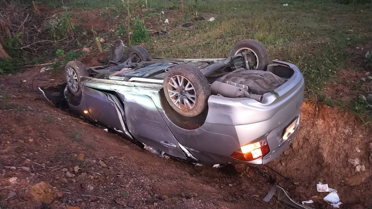 พ่อค้าหมูย่างขับเก๋งหลับในคว่ำเจ็บ 2 ติดคารถ กู้ภัยทุ่งใหญ่ช่วยออกปลอดภัย