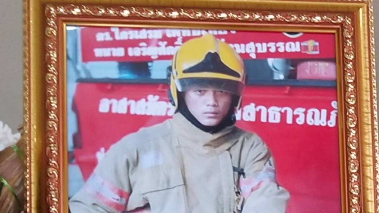 ในหลวง โปรดเกล้าฯ พระราชทานน้ำหลวงอาบศพ "น้องพอส" วีรบุรุษนักดับเพลิง