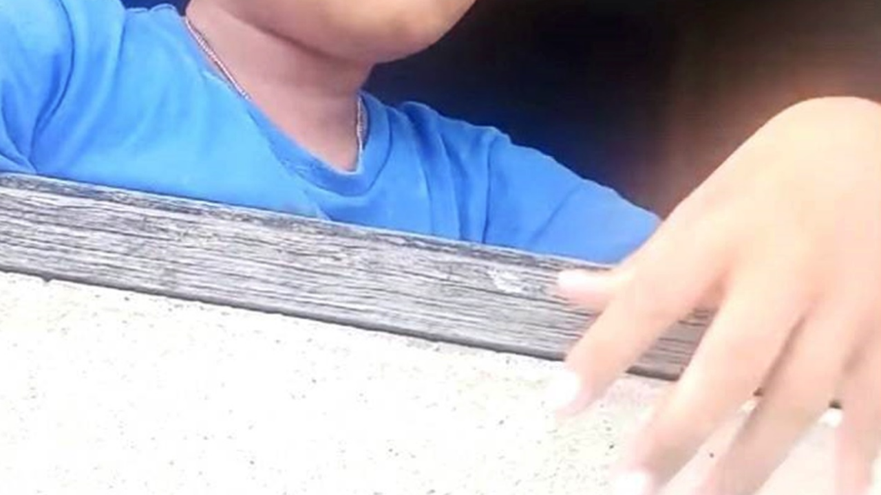 ส่งตัว "น้องไมเคิล" เด็กชายตาบอดเสียแม่ เข้ารักษาโควิด-19 ที่ รพ.สนามแล้ว