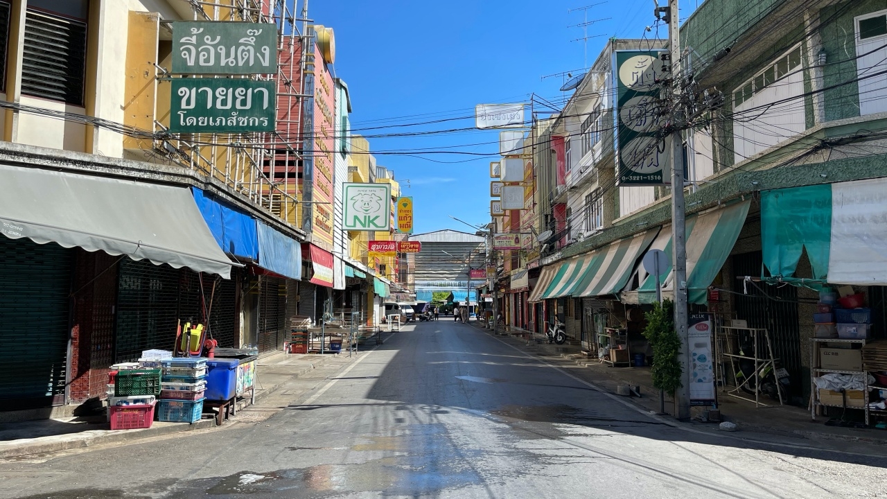 ปิดตลาดบ้านโป่งครั้งแรกรอบ 60 ปี ตรวจพบติดโควิดแล้วกว่า 40 คน 