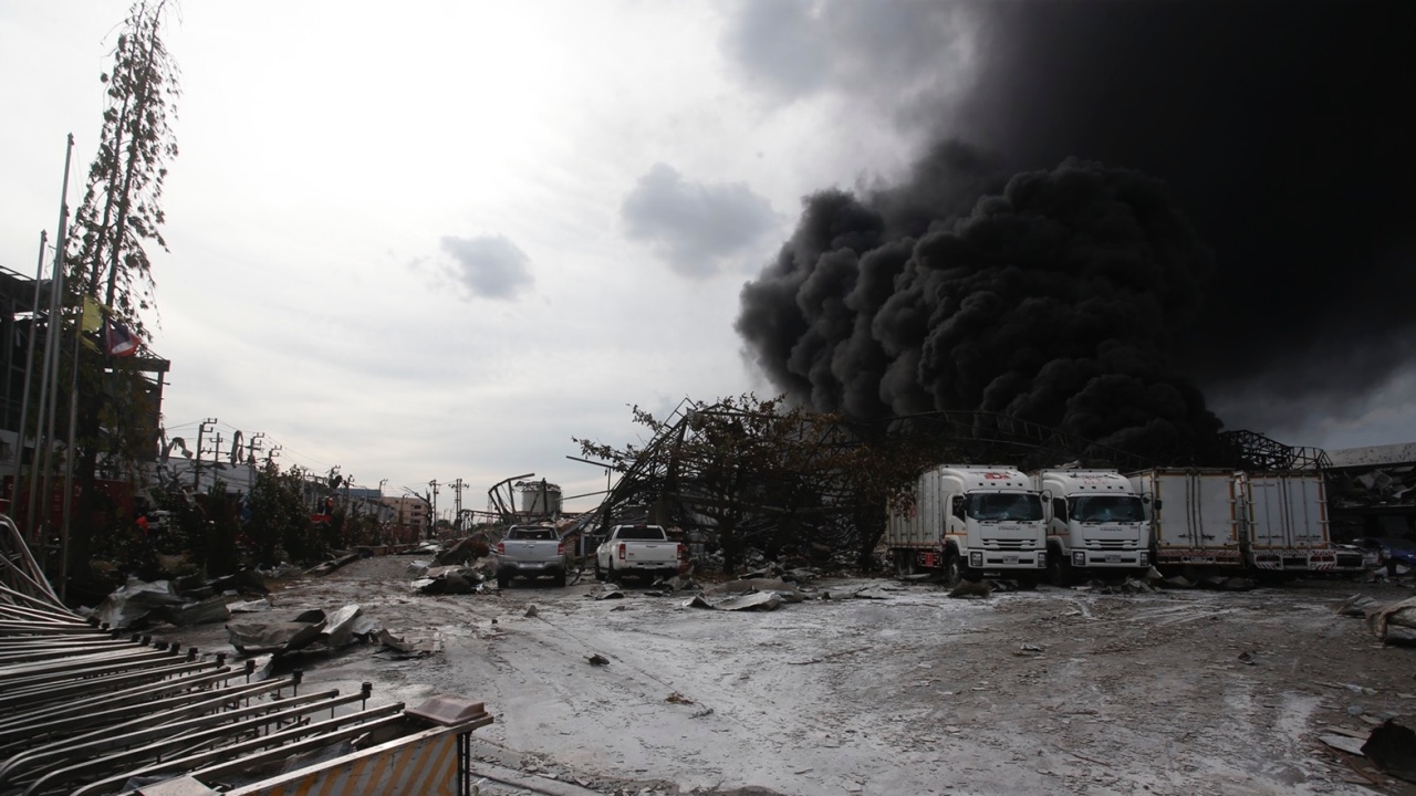 กว่า 15 ชม. ไฟไหม้โรงงานกิ่งแก้ว ยังคุมเพลิงไม่ได้ ควันดำพวยพุ่ง (คลิป)