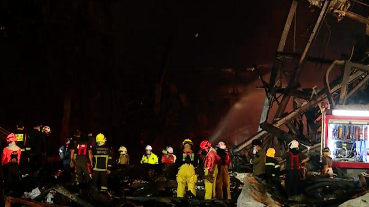 ฉีดโฟมจำกัดเพลิง ไฟไหม้โรงงานกิ่งแก้ว รอจังหวะ ส่งนักผจญเพลิงเข้าปิดวาล์ว