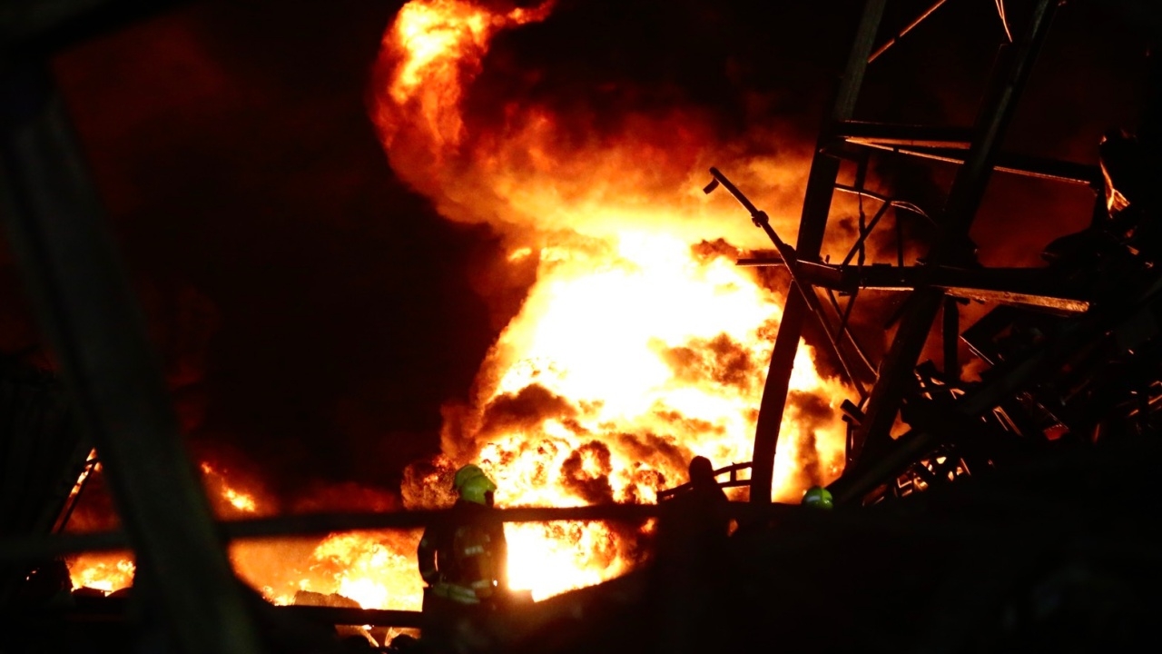 ไฟไหม้โรงงานย่านกิ่งแก้ว ปะทุอีก 2 จุด เปลวเพลิงสูงเกือบ 20 เมตร