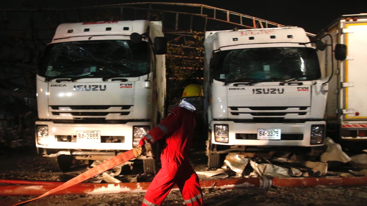 24 ชม. คุมเพลิงได้แล้ว โรงงานโฟมบึม จนท.สแตนด์บาย หวั่นเหตุปะทุซ้ำ