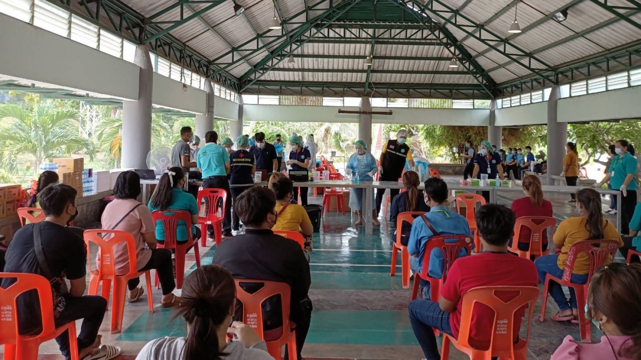 ผู้ว่าฯ ลพบุรีสั่งปิด รง.บีฟู้ดส์ฯ หลังพบคนงานติดโควิด-19 กว่า 200 ราย