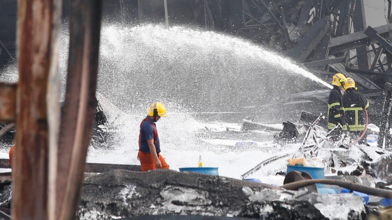 ภาพล่าสุด ไฟไหม้โรงงานกิ่งแก้ว เพลิงสงบแล้ว เจ้าหน้าที่ยังฉีดโฟมต่อเนื่อง