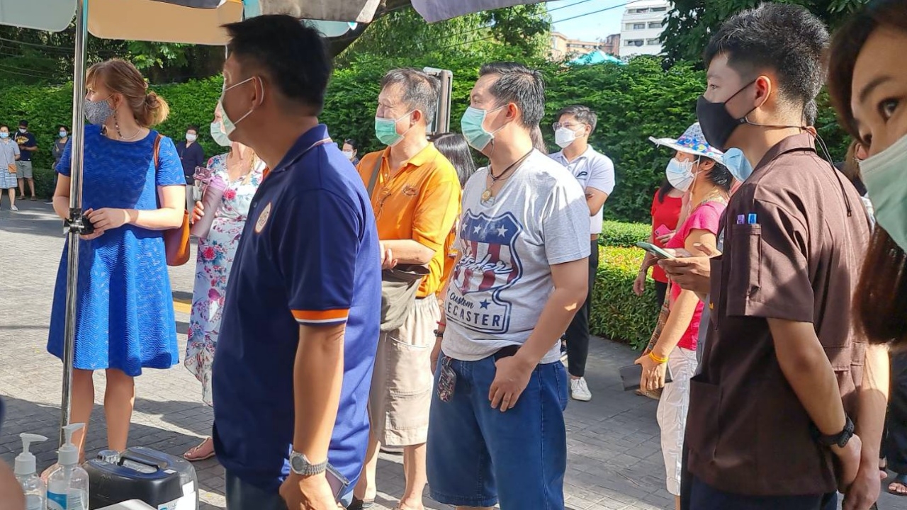 คนเชียงใหม่แห่จองวัคซีนทางเลือก ผิดหวัง คิวเต็มตั้งแต่ก่อนเวลาเปิด