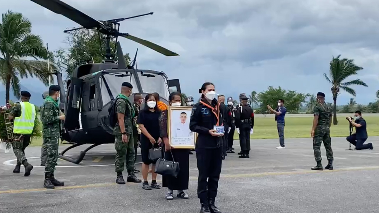 รอง มทภ.4 นำทหารกองเกียรติยศ รับศพทหารกล้า ถูกโจรใต้ลอบบึม 