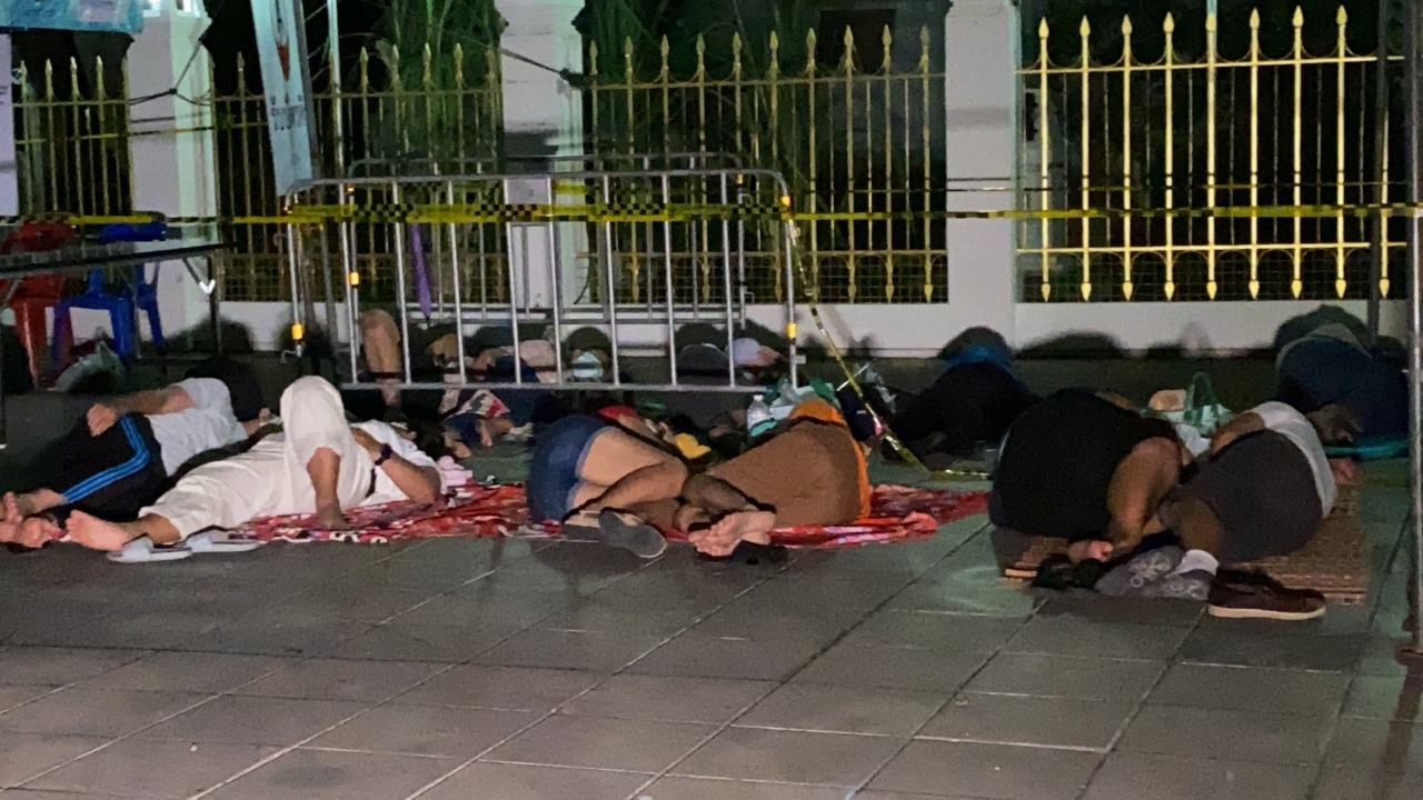 ชาวบ้าน นอนตากฝนตากยุง รอคิวตรวจโควิดฟรี หน้าวัดพระศรีมหาธาตุบางเขน