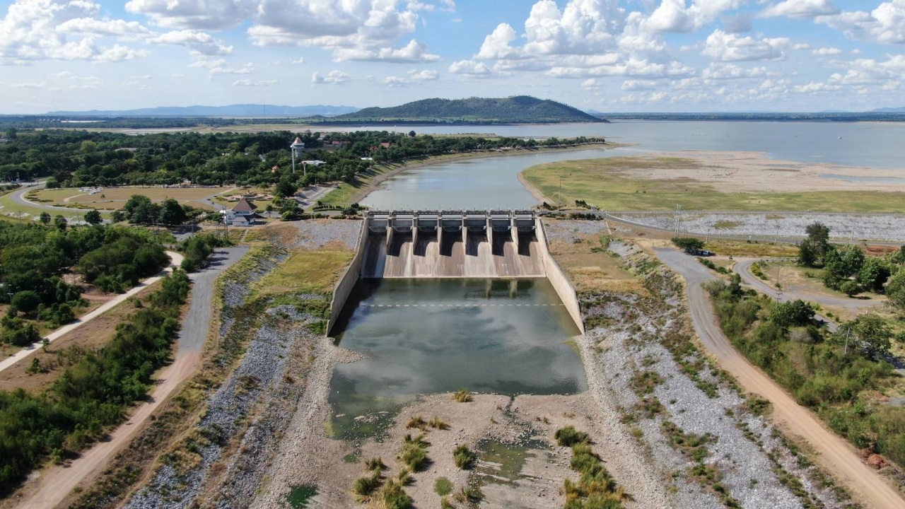 ลพบุรีเจอแล้งรุนแรง เขื่อนป่าสักชลสิทธิ์เหลือไม่ถึง 10% วอนประหยัดน้ำ