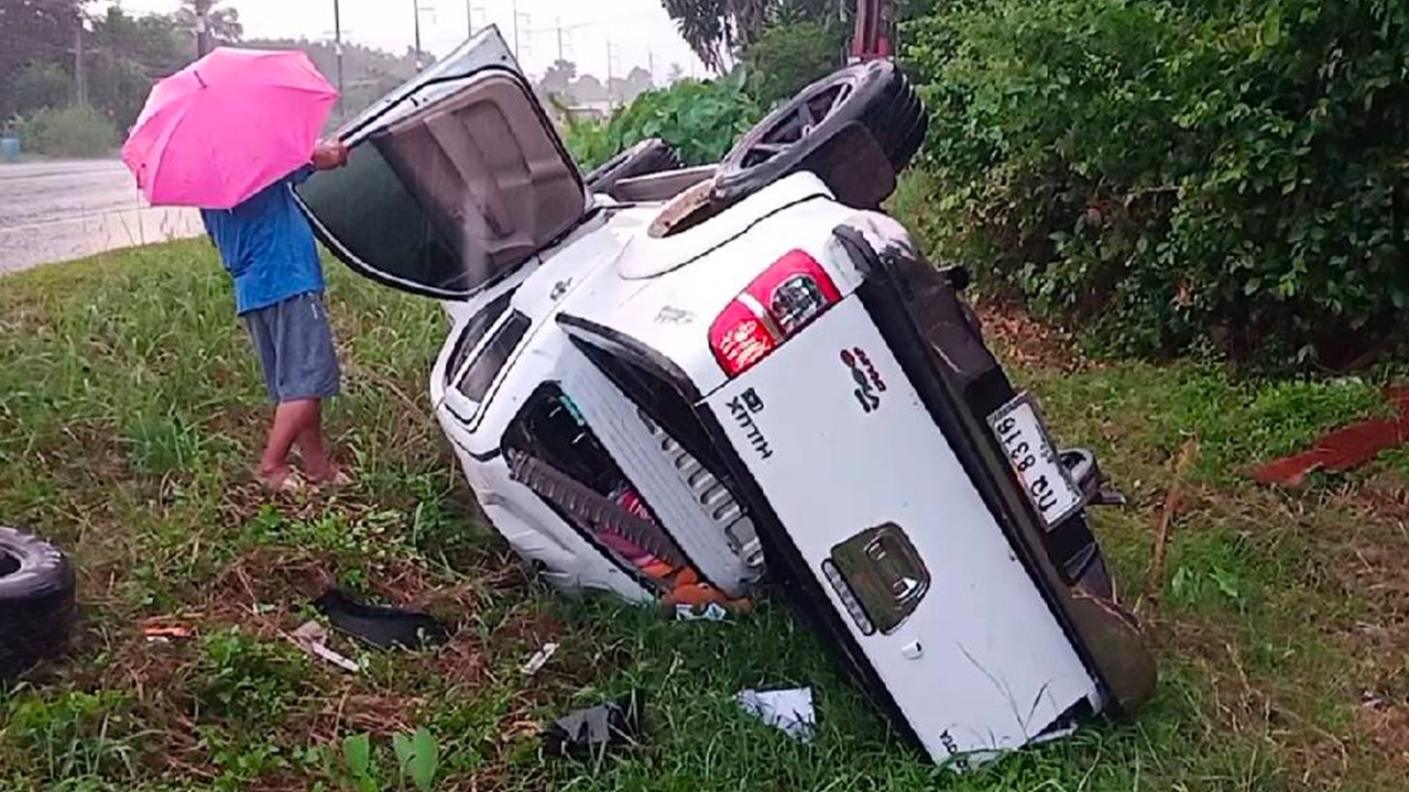 ลุงเจอดีโค้ง 10 ศพ รถคว่ำชนเสาไฟพังยับแต่รอด เชื่อเพราะ "องค์เง็กเซียน"