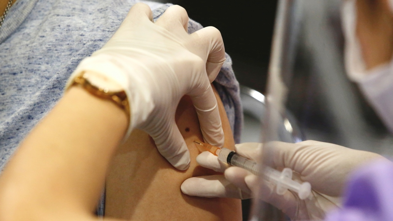 รพ.ศิริราช เปิดลงทะเบียนจองคิวนัดฉีดวัคซีน "โควิด-19" เพิ่มวันละ 100 คน