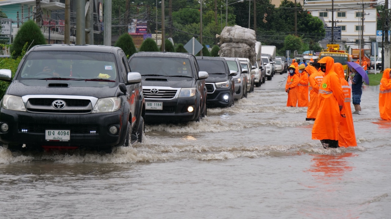 ฝนกระหน่ำเชียงใหม่หลายชั่วโมง น้ำท่วมถนนในเมือง ทำรถติด (คลิป)