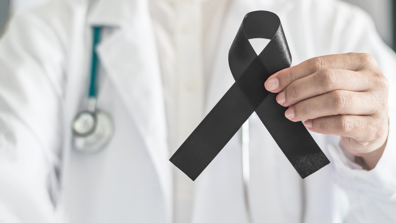 แพทย์-พยาบาล ติดโบดำอาลัยผู้เสียชีวิตจากโควิด จี้รัฐบาลจัดหาวัคซีน mRNA