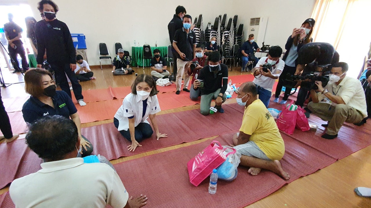 นายกฯ อบจ.สมุทรปราการ เยี่ยมศูนย์พักพิงบางพลี ให้กำลังใจชาวบ้านหนีควันไฟ