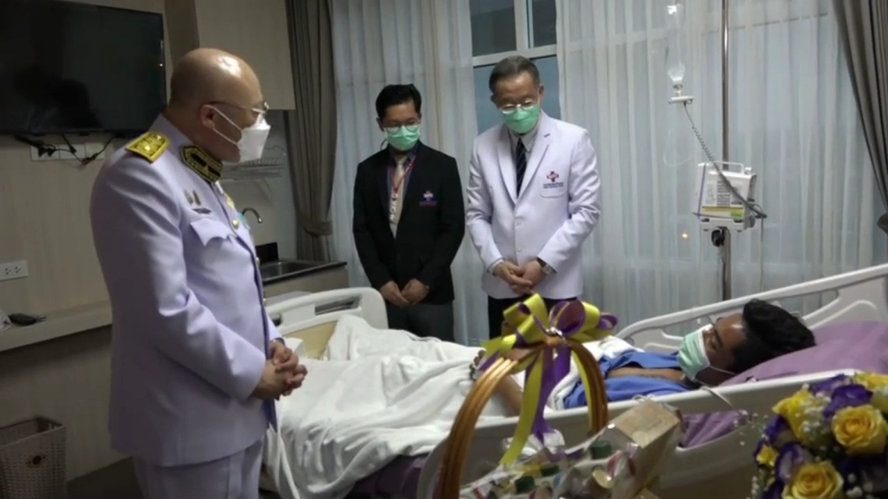 ในหลวง ร.10 พระราชทานดอกไม้เยี่ยมผู้ได้รับบาดเจ็บ จากเหตุระเบิดโรงงาน