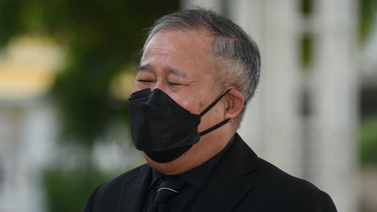 ฌาปนกิจศพบิดา "เป็ด เชิญยิ้ม" ครวญโควิดพรากทั้งพ่อแม่ ห่างกันแค่ 7 วัน (คลิป)