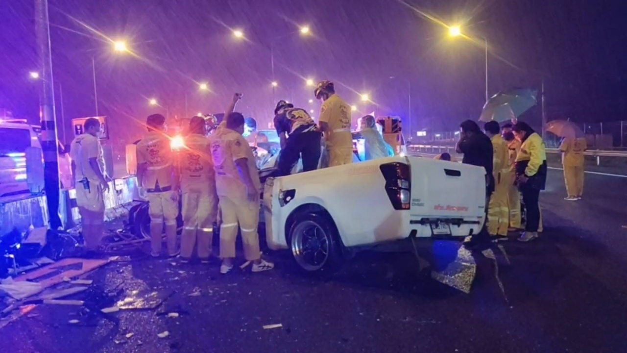 กระบะฝ่าสายฝน เสียหลักอัดท้ายรถรถตีเส้นจราจร ดับ 3 ศพ เจ็บอีก 1