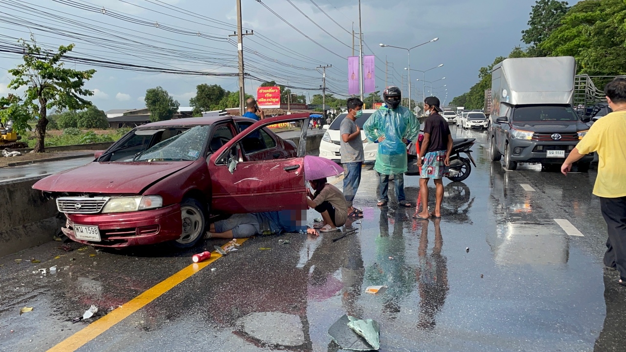 สิบล้อซิ่งฝ่าฝนชนเก๋งยับ แยกไฟแดงที่ธัญบุรี ทำป้ากระเด็นออกนอกรถบาดเจ็บ