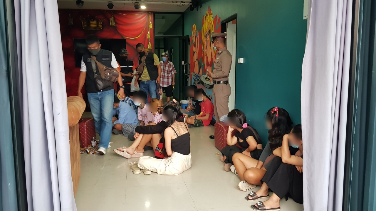 ทลายปาร์ตี้ยานรก 14 หนุ่มสาววัยรุ่นพูลวิลล่ามั่วสุม ไม่สนโควิดระบาด