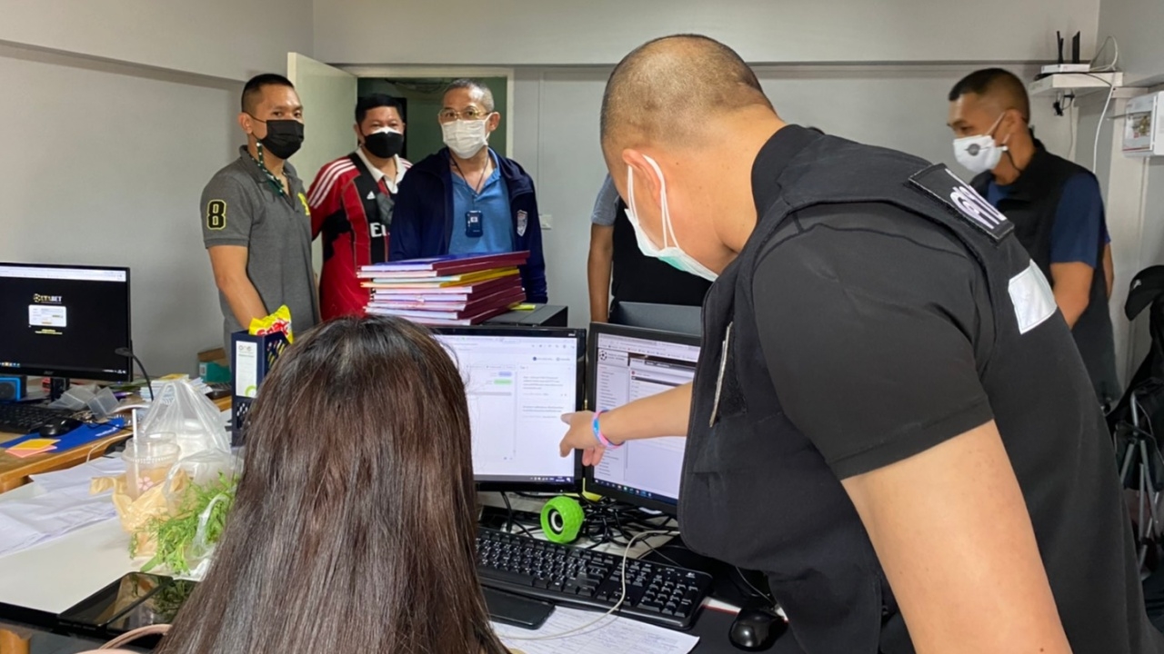 ตำรวจฟิตปราบเว็บพนันบอล UFALIKE กลางเมืองระยอง เปิดปีกว่า เงินหมุน 300 ล้าน