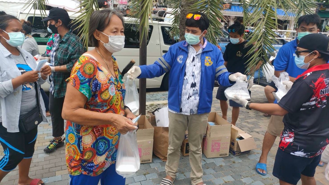 ช่วยคนพัทยาฝ่าวิกฤติโควิด-19 นำอาหาร ข้าวกล่อง แจกที่ถนนเลียบชายหาด