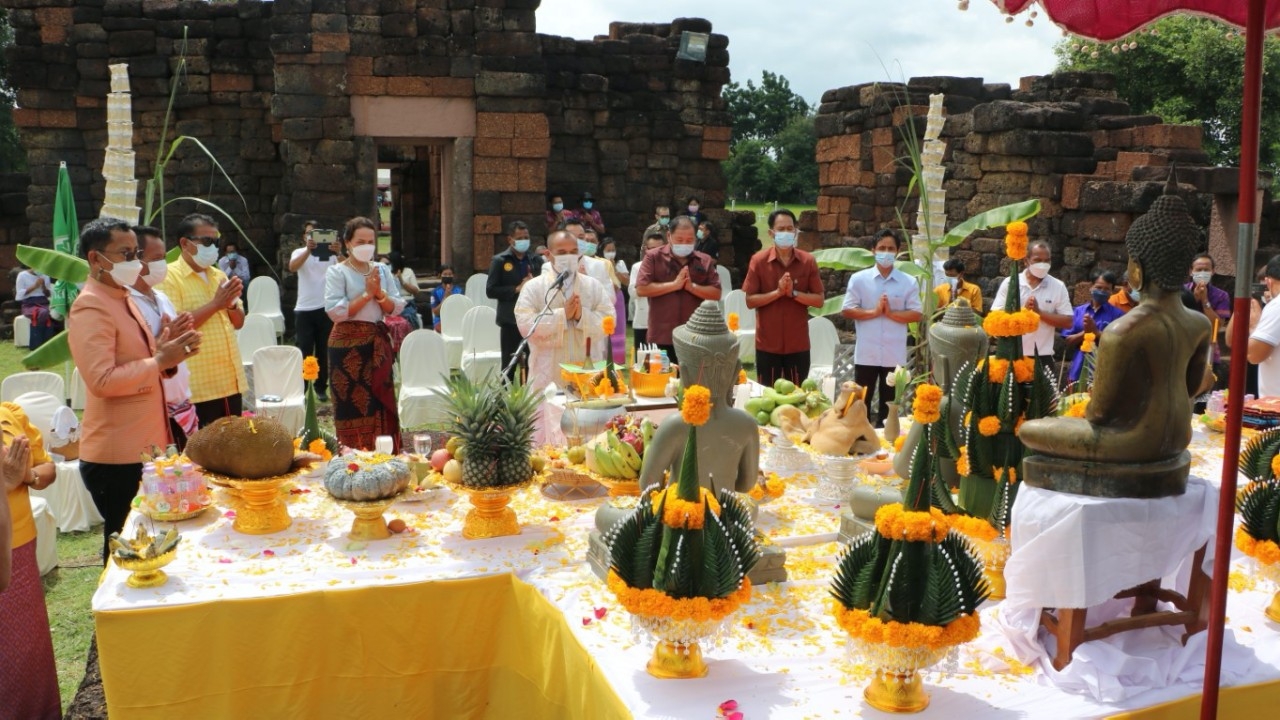 ชาวศีขรภูมิทำพิธีบวงสรวงพระหมอครูปราสาทช่างปี่ ปัดเป่าโควิด ขอพรให้คนไทย