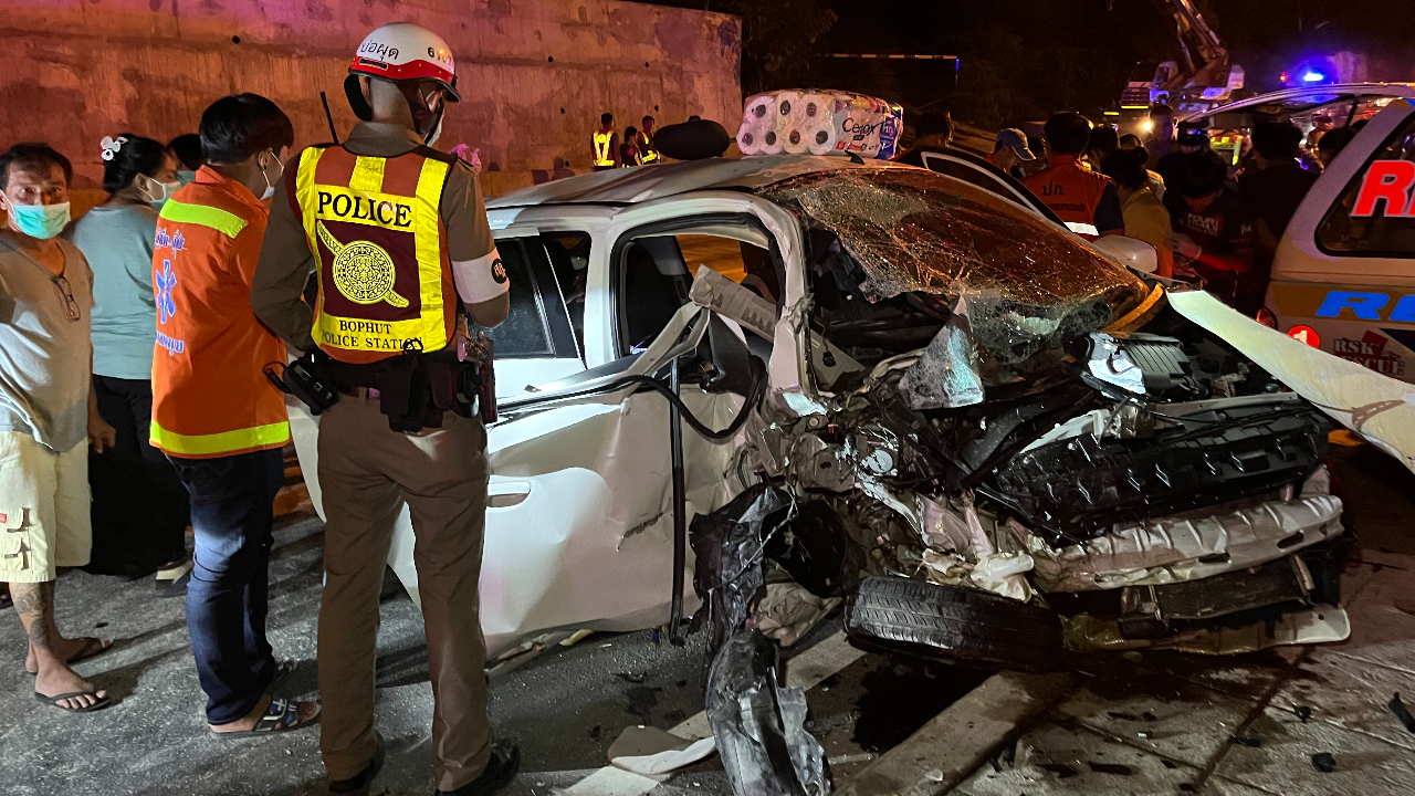 เก๋งประสานงาสนั่น "มิราจ-อัลติส" สลดคนขับตายคาซาก 1 บาดเจ็บ 1