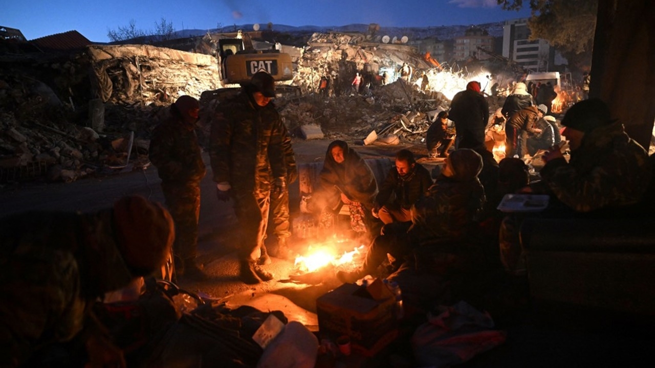 ผู้นำตุรกียอมรับ รัฐช่วยเหยื่อแผ่นดินไหวล่าช้า เสียชีวิตทะลุ 12,000 ศพ