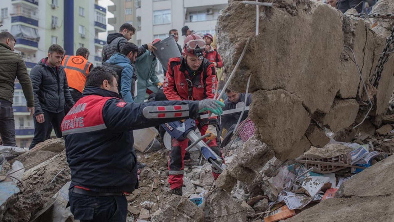 สื่อนอกตีข่าว นศ.ไทย พลิกวิกฤติ ช่วยผู้ประสบภัยแผ่นดินไหวตุรกี