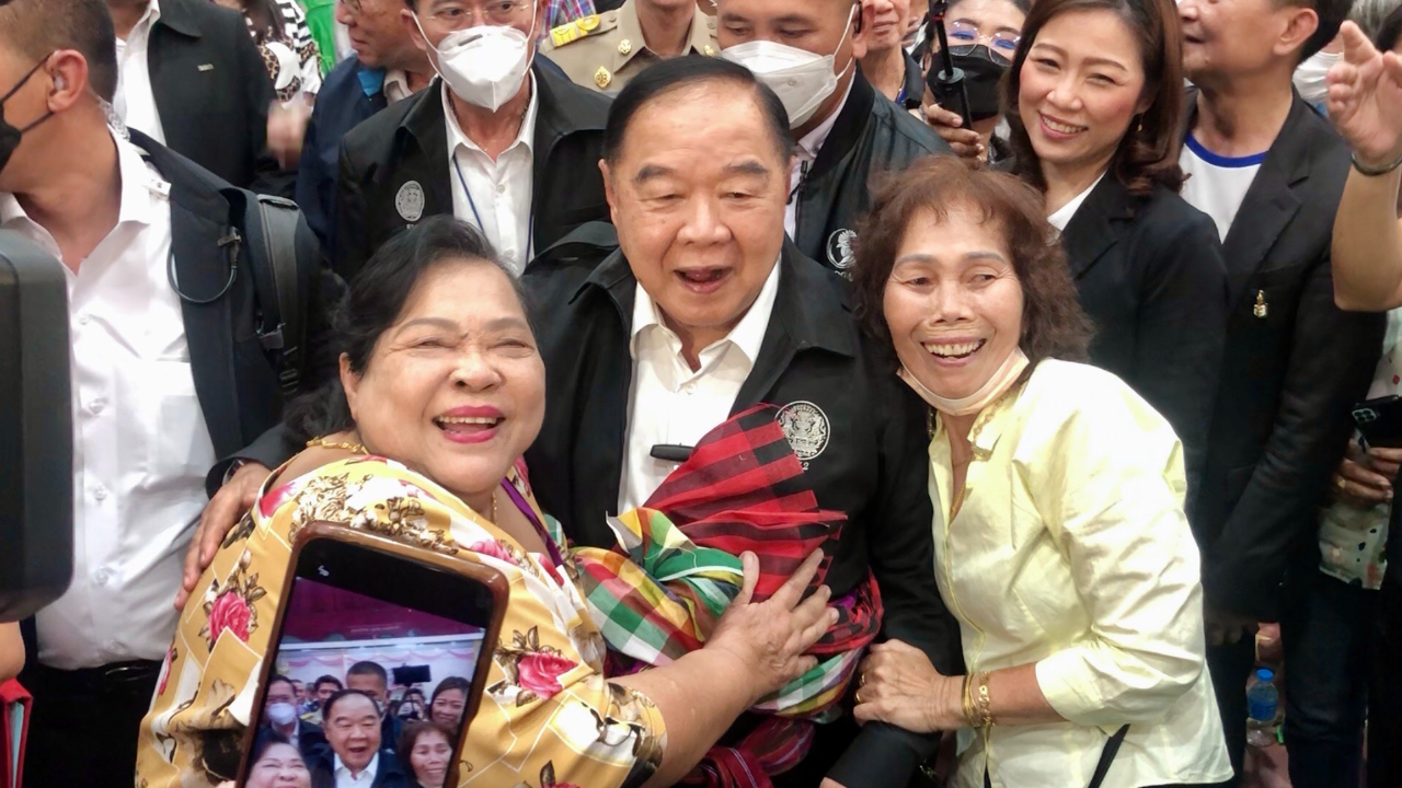 “บิ๊กป้อม” เจอแฟนคลับปทุมธานีหอมฟอดใหญ่ ว่าที่ผู้สมัครพปชร.บอกได้ยกทีม