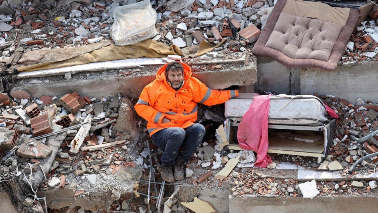 น้ำตาจะไหล แผ่นดินไหวตุรกี สุดวิปโยค ‘ชายนั่งจับมือลูกสาวเสียชีวิต’