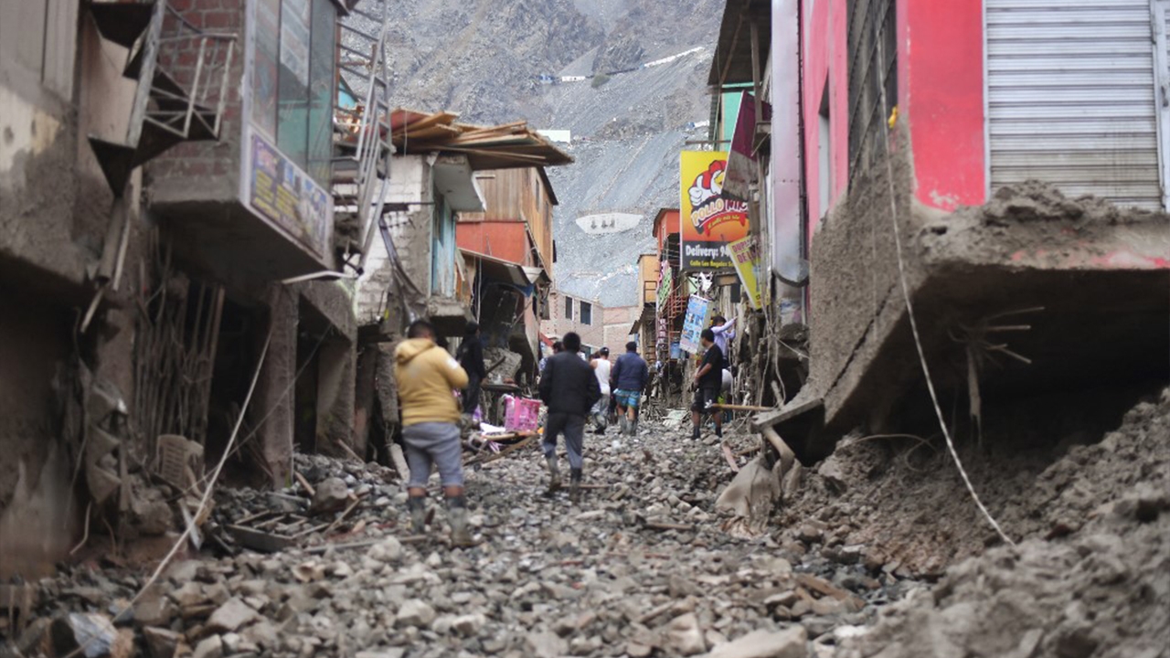 เปรูอ่วม ฝนตกหนัก ดินโคลนถล่มทับหมู่บ้าน ดับอย่างน้อย 36 ศพ