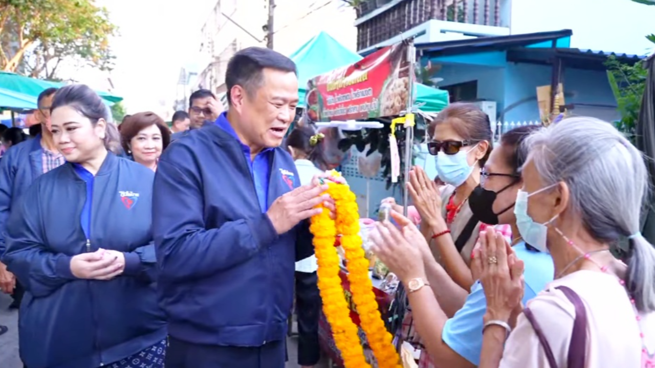 "อนุทิน" ลงพื้นที่ "หมู่บ้านพลับพลา" ดันนโยบาย ภท.ลุยหาเสียง