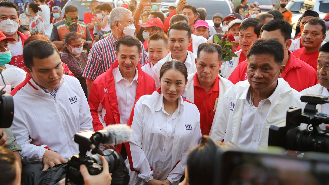 พท.ลุยตลาดสะพานแดง "แพทองธาร" ไม่จับมือพรรคใด มุ่งแลนด์สไลด์เท่านั้น
