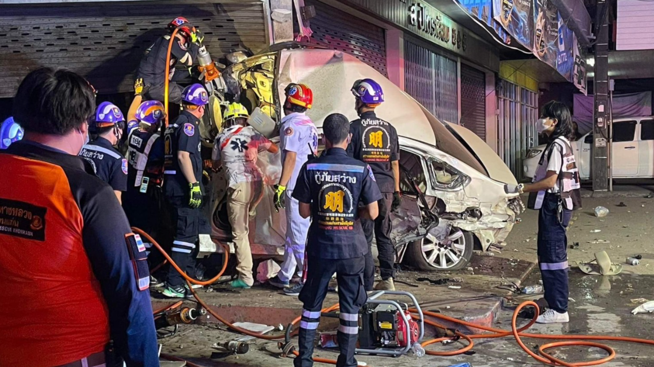 นศ.แพทย์ปี 5 ขับเก๋งชนเสาร้านค้าดับคาเบาะ คาดหลับใน