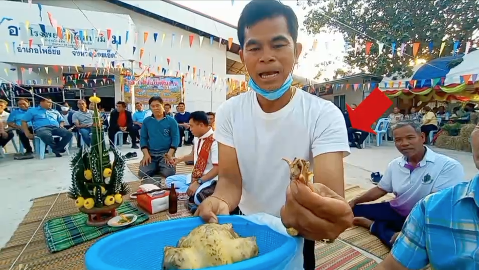 ชาวบ้านโพธิ์ชัย จ.ร้อยเอ็ด จัดงานลานบุญคูณลาน เสี่ยงทายกระดูกคางไก่ 