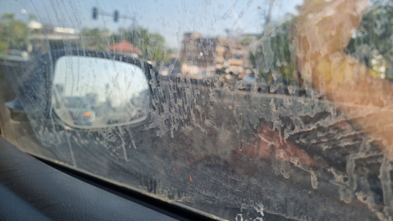 กลับมาอีกแล้ว เช็ดกระจกไม่ได้เงิน ละเลงรถจนเละแทบมองไม่เห็น 