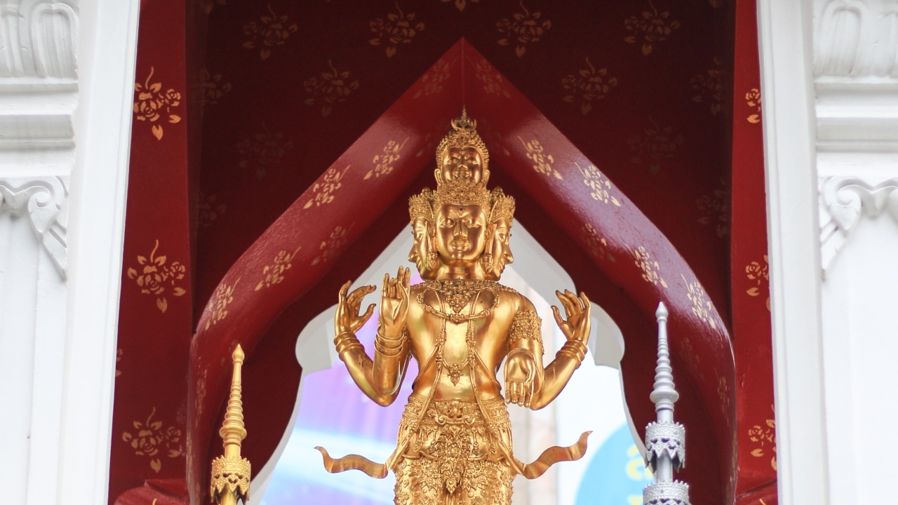 สายมูต้องไม่พลาด พิธีสักการะ "พระตรีมูรติ" ปี 2566 ขอพรโค้งสุดท้ายก่อนวันวาเลนไทน์