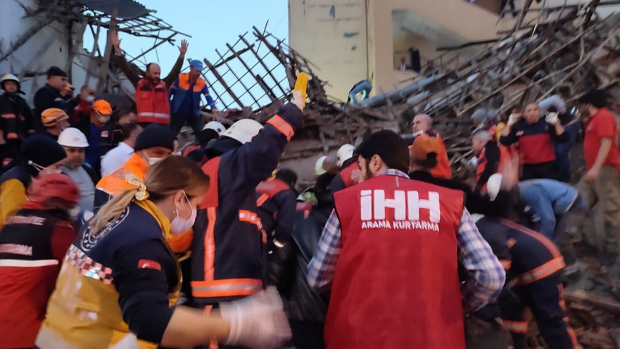 แผ่นดินไหวตุรกี กู้ภัยช่วยชายวัย 42 ปีรอดชีวิตอยู่ใต้ซากคอนกรีตนาน 65 ชม.