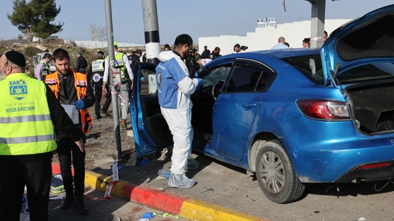 ช็อก รถพุ่งชนผู้คนที่ป้ายรถเมล์ในเยรูซาเลม ชาวอิสราเอลดับ 2 ศพ