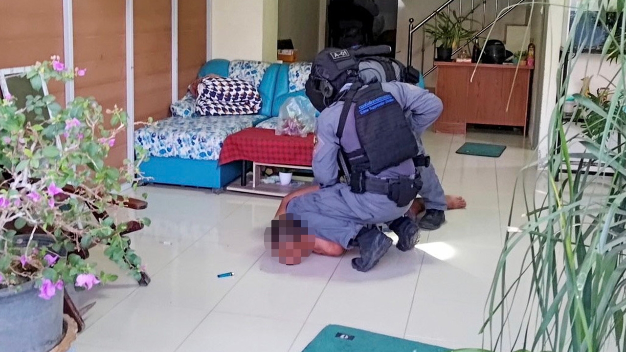 หนุมานรวบมือปืนดัง "เอก มหาราช" ทีมฆ่าส.อบต. พระแสง ประวัติเพียบ พร้อมสมุน 2 คน