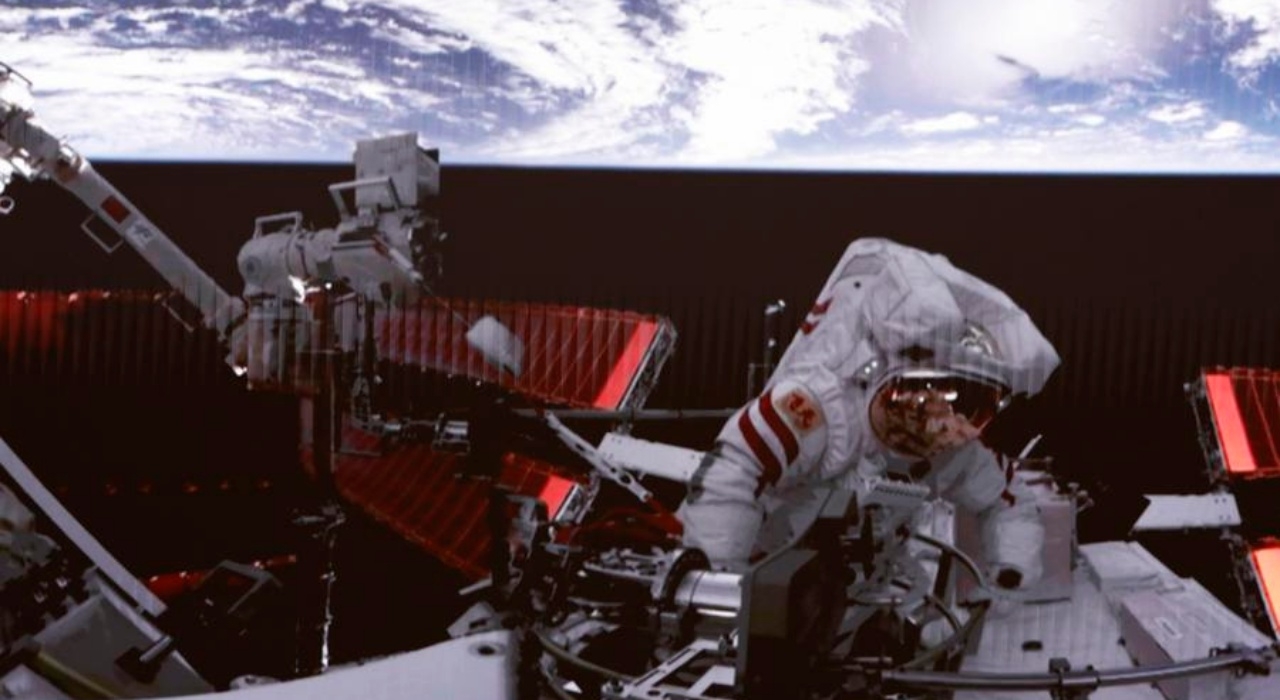 นักบินอวกาศเสิ่นโจว-15 ของจีน ประสบความสำเร็จออกสเปซวอล์กครั้งแรก