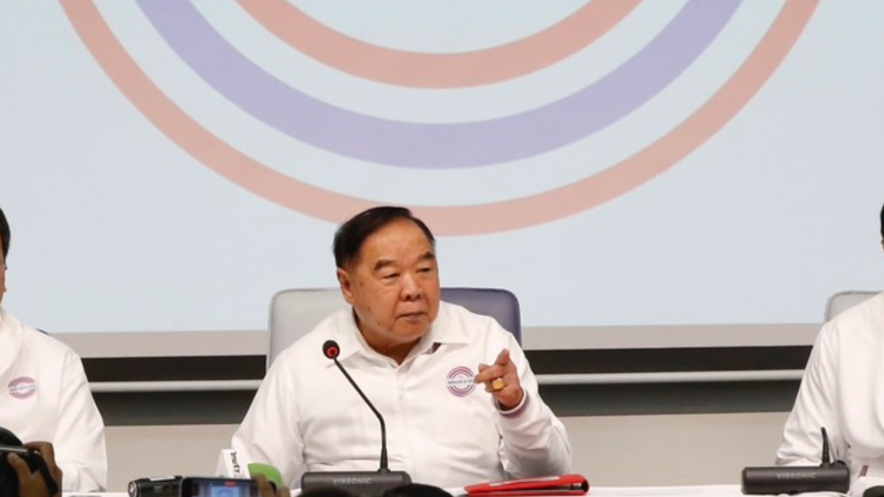 "ลุงป้อม" อารมณ์ดี "ธรรมนัส" กลับพปชร.ให้ดูภาคเหนือ ปัดตอบกวาด 200 ที่นั่ง