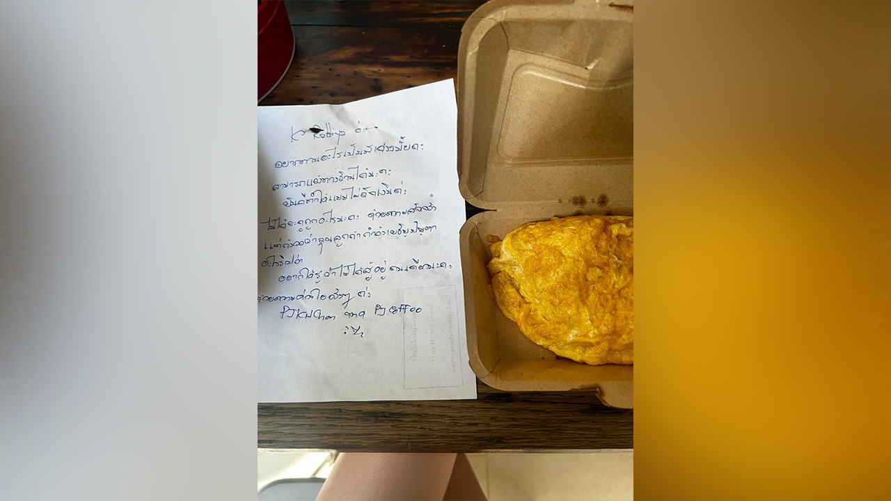 เพราะเคยลำบาก เผยเหตุผลของร้านอาหารสุดไวรัล ฝากโน้ตถึงลูกค้าที่สั่ง "ไข่เจียว"