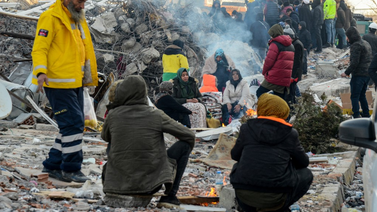 แผ่นดินไหวตุรกี WHO เตือนภัยพิบัติซ้ำซ้อน ผู้รอดชีวิตขาดแคลนปัจจัยยังชีพ 