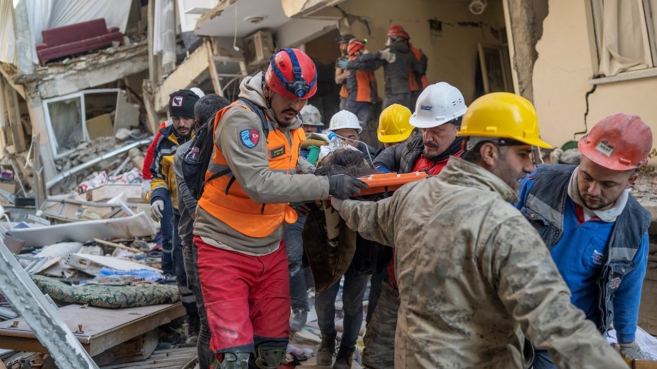 เหยื่อแผ่นดินไหวตุรกีเฉียด 2 หมื่นศพ ยังไม่หมดหวังพบผู้รอดชีวิต