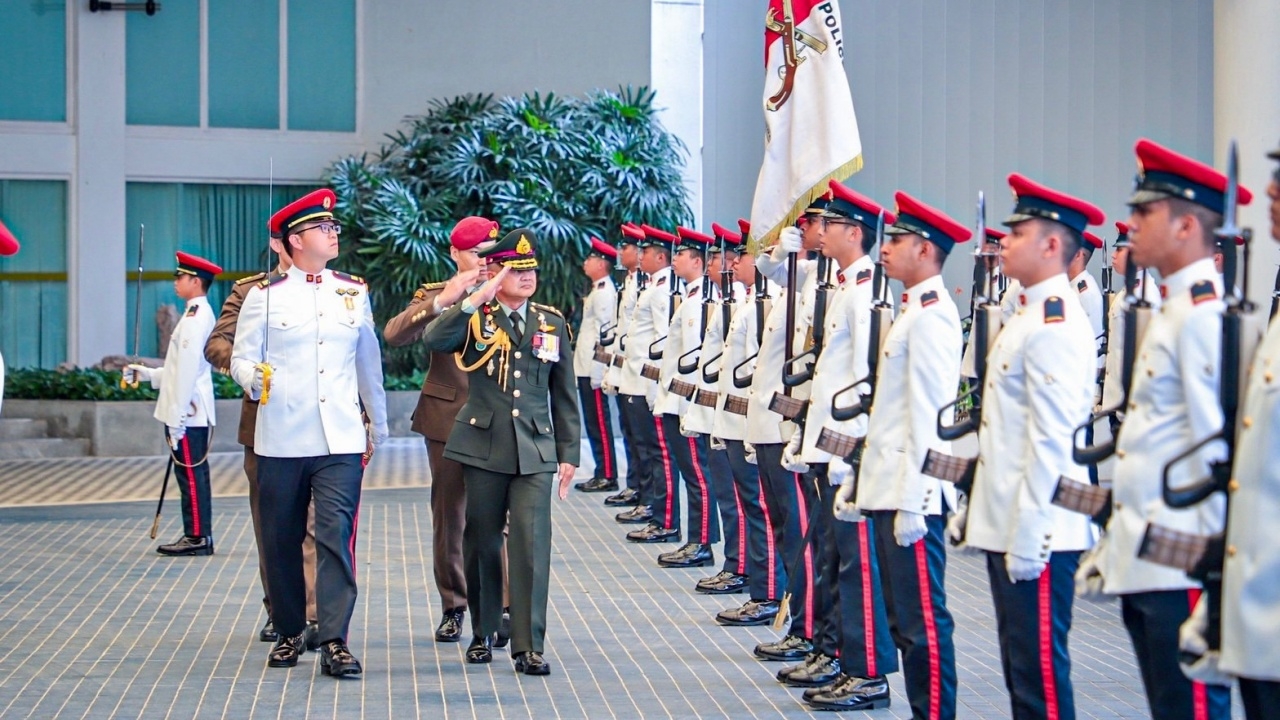 ผบ.ทบ. เยือนสิงคโปร์ รับเหรียญอิสริยาภรณ์ "เชิดชูเกียรติทางทหาร" 